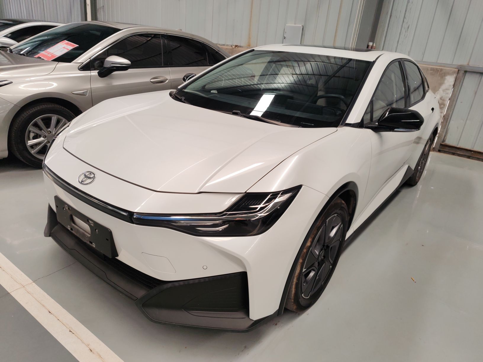 تحت مقدمة السيارة