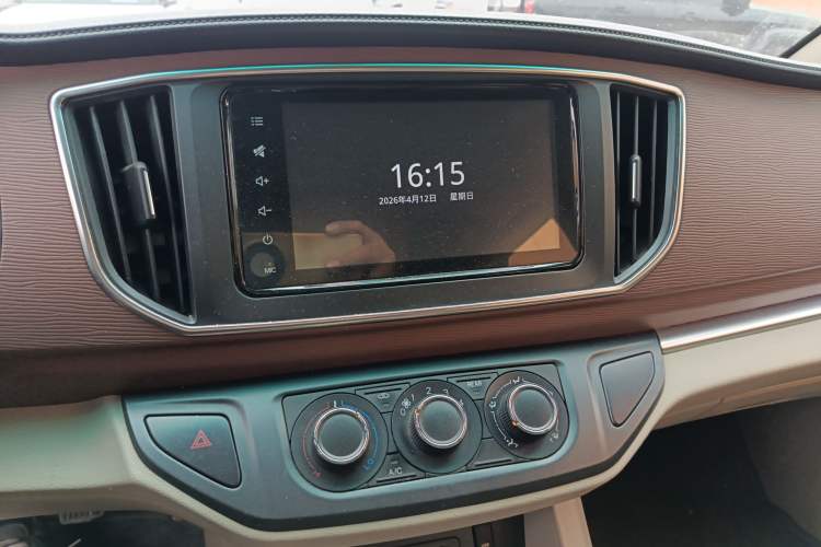 Used FORTHING Lingzhi 2018 M5L 1.6L 7-Seater Luxury Model Audio And AC Panel