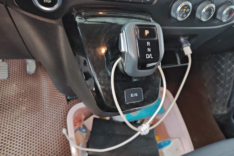 Used JMC Fushun 2023 2.0T Automatic Short-Wheelbase Low-Roof Commercial & Multi-Purpose Passenger Vehicle 6-Seater with Dual-Opening Tailgate
