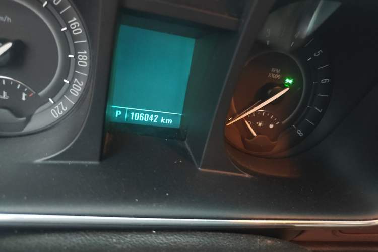 Used Buick GL8 2018 28T Comfort Model China VI Standard Odometer Close Up