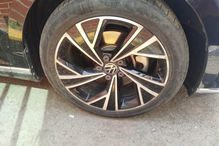 Used Volkswagen Magotan 2020 330TSI DSG Luxury Edition Right Front Wheel Hub