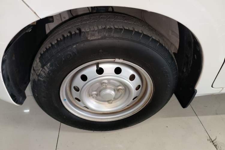 Used Wuling Hongguang V 2021 1.5L Jingqu Version LAR Left Front Wheel Hub