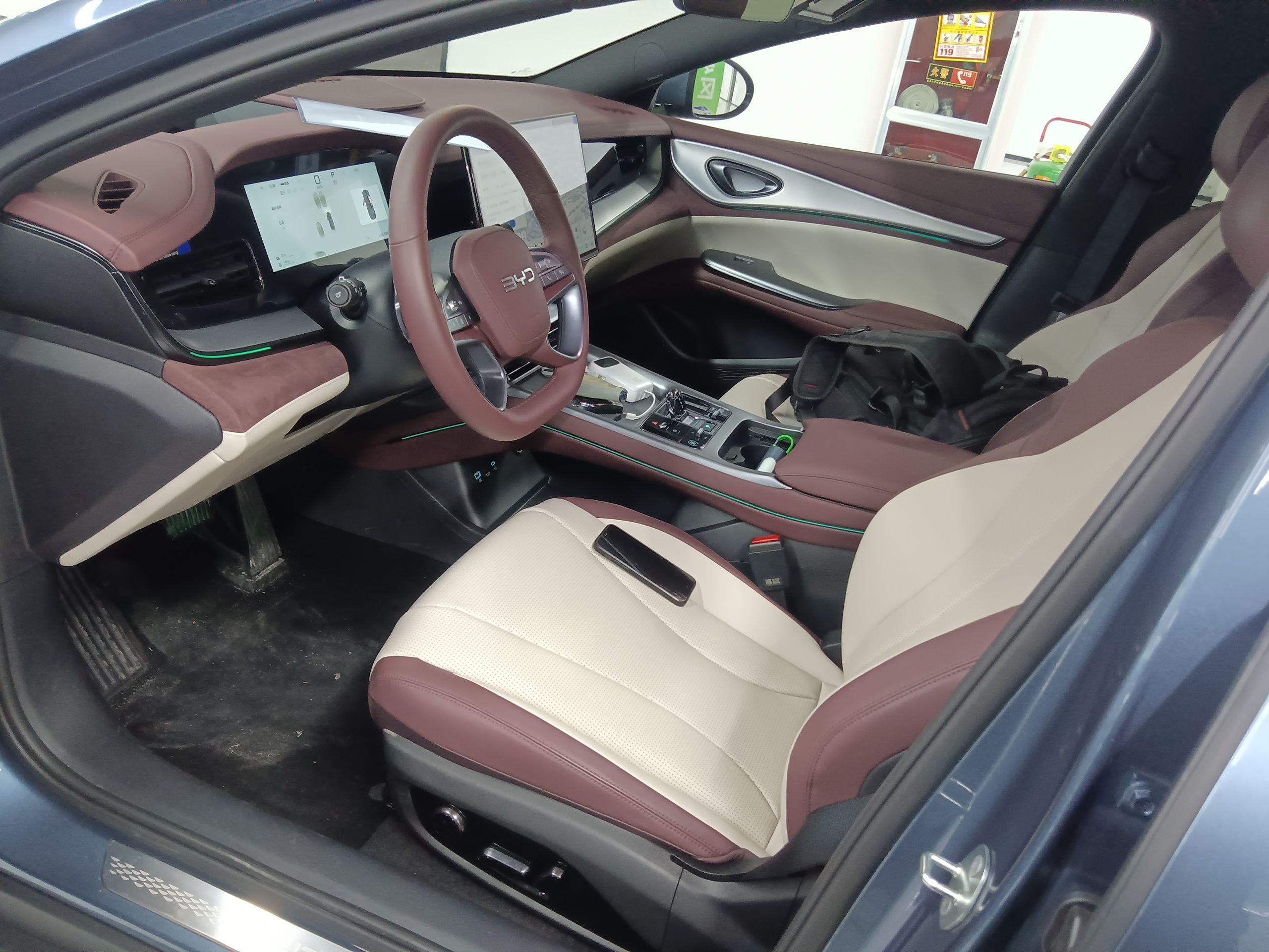 المقاعد الأمامية داخل السيارة