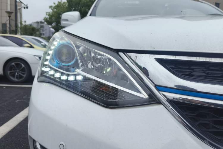 Used BYD Song New Energy 2017 Song DM 1.5TID All-Wheel Drive Prestige Model Right Front Headlight