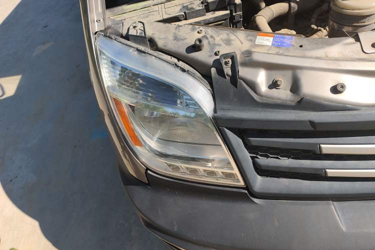 Used SAIC MAXUS Xintu V80 2017 2.5T 5-Speed Manual Aoyuntong National V Long Wheelbase Mid-Roof 6-10 Seater
