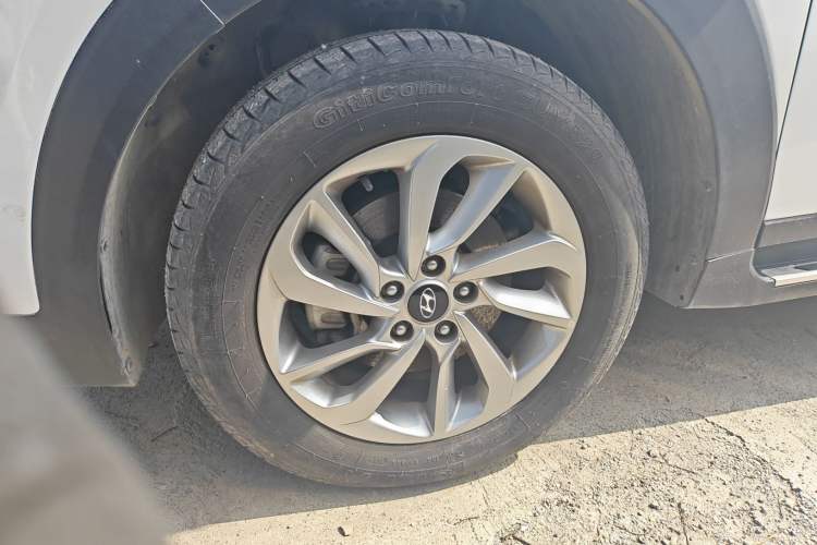 Used Hyundai Tucson 2015 1.6T Dual-Clutch Two-Wheel-Drive Smart Model Exterior 4