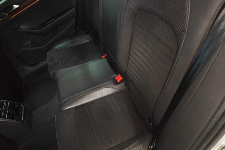 Used Volkswagen Magotan 2019 330TSI DSG Luxury Model China V Standard Left Rear Seat