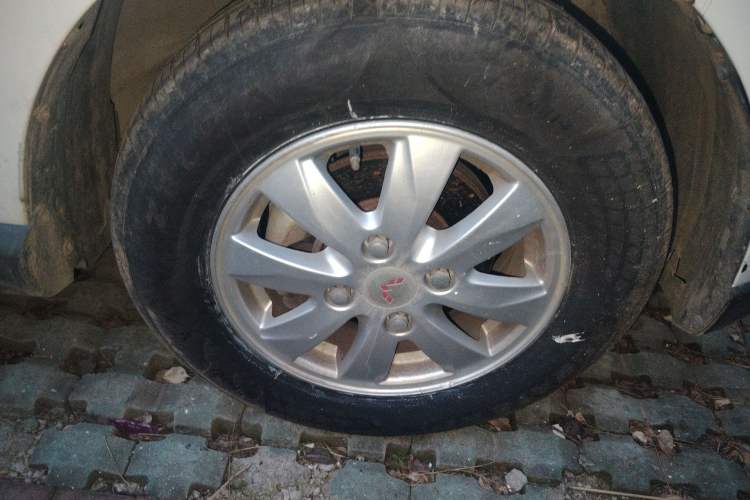 Used Wuling Hongguang 2014 1.2L S Comfort Model China IV Right Front Wheel Hub