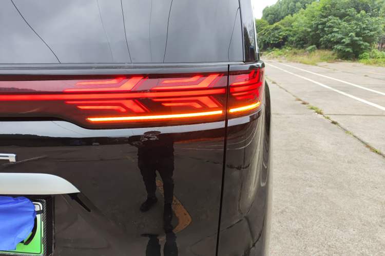 Used Denza D9 2022 DM-i 1040 Prestige Model Exterior 6