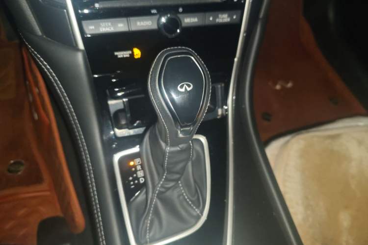 Used Infiniti Q50L 2018 2.0T Comfort Edition China V Standard Gear Lever