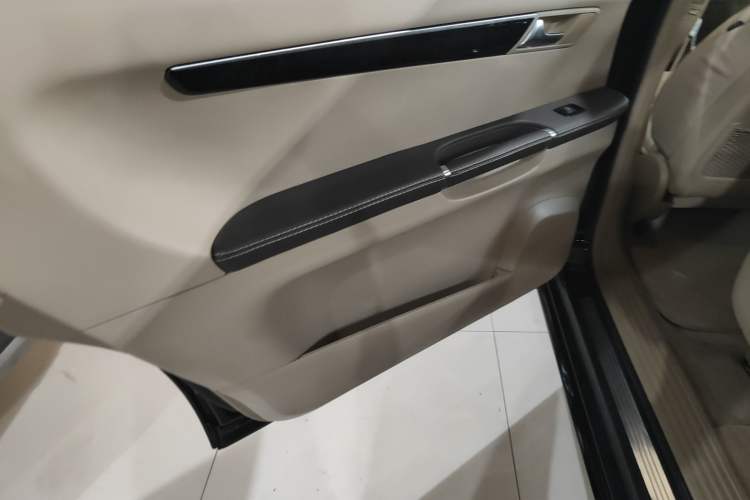 Used Mercedes-Benz R-Class 2014 R 320 4MATIC Luxury Model