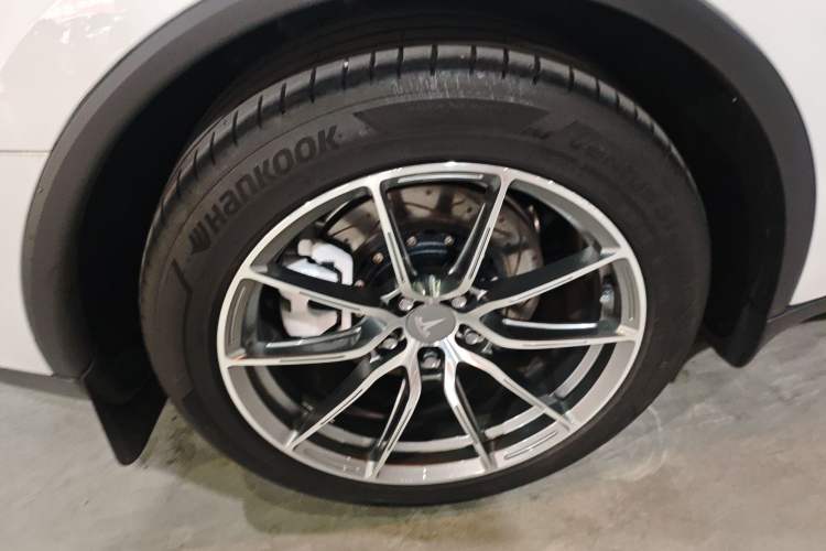 Used Tesla Model Y 2025 Long-Range All-Wheel-Drive Version