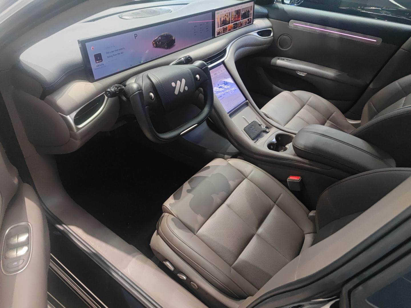 المقاعد الأمامية داخل السيارة