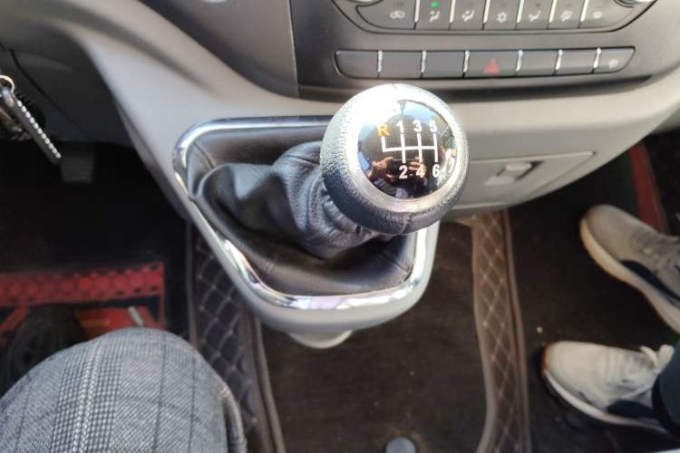 Used Foton Toano 2024 Joyear Multi-Function 2.0T Manual Long-Wheelbase Mid-Roof Model with Single Rear Tire Available in 5/6/7/9-Seater Configurations
