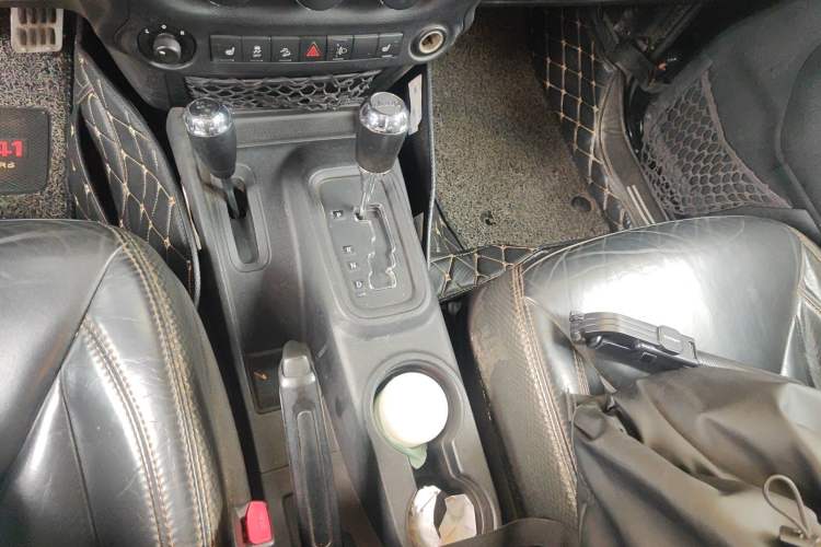 Used Jeep Wrangler 2013 3.6L Sahara Four-Door Edition Gear Lever