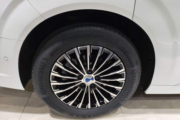 Used Denza D9 2025 DM-i Intelligent Drive 1020 Four-Wheel Drive Flagship Model
