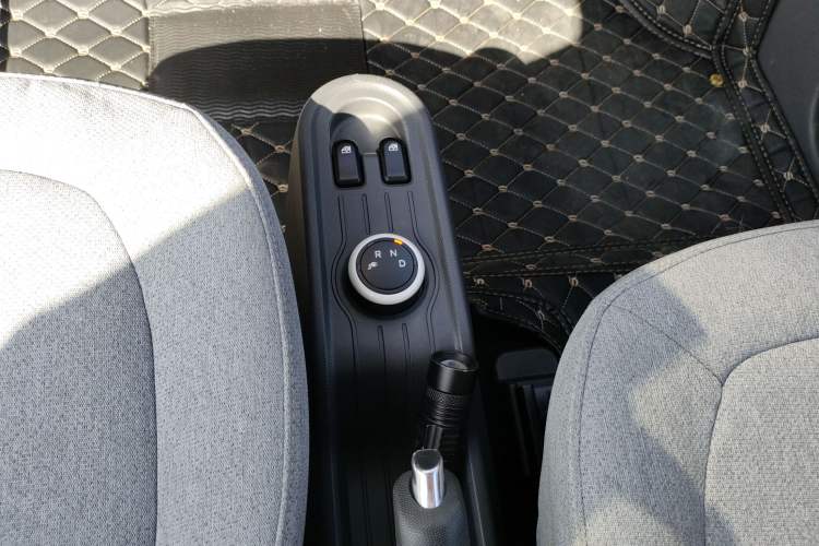 Used Wuling Hongguang MINIEV 2021 Macaron Fashion Model Lithium Iron Phosphate Gear Lever