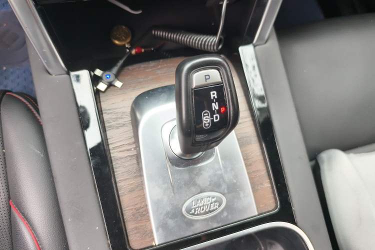 Used Land Rover Discovery Sport 2021 249 PS R-Dynamic S Performance Edition Gear Lever