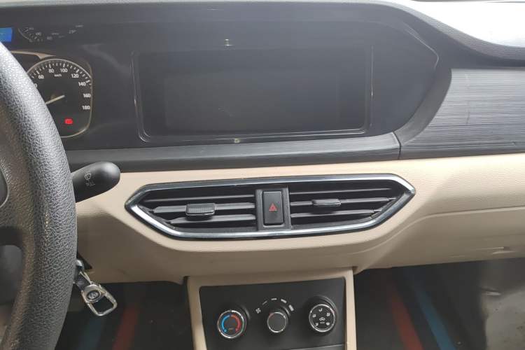 Used CHANGAN KUAYUE Xing V3 2023 1.5L Gasoline Comfort Edition 5-Seat Passenger Vehicle Audio And AC Panel