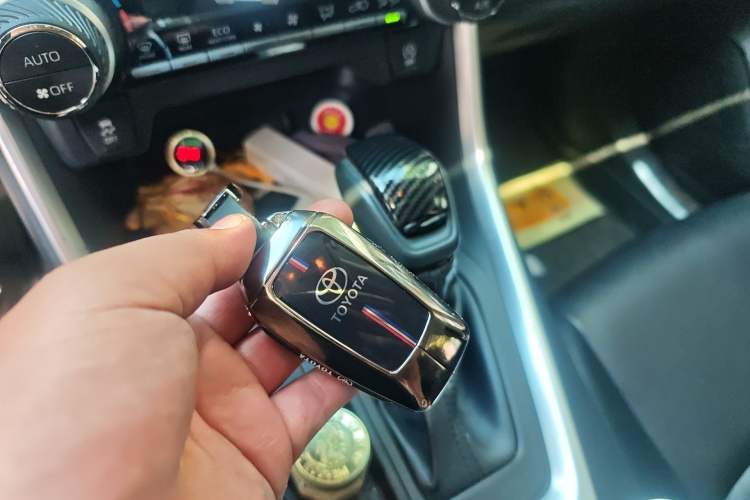 Used Toyota RAV4 2020 2.0L CVT Two-Wheel Drive Fashion Edition Vehicle Key