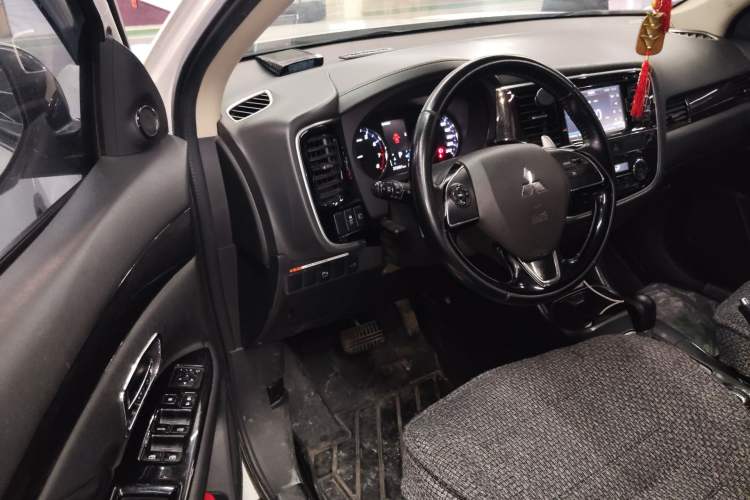 Used Mitsubishi Outlander 2016 2.4L 4x4 Elite Edition 7-Seater Driver Seat