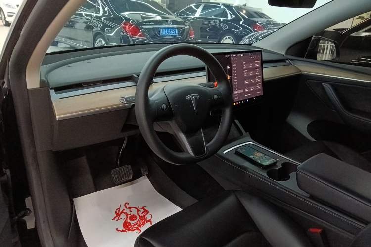 Used Tesla Model Y 2021 Standard Range Rear-Wheel Drive Version Center Console