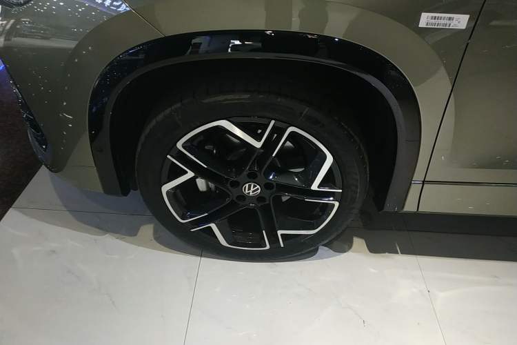 Used Volkswagen Tayron 2025 Tiguan L 380TSI 4Motion Luxury Easy Package Left Front Wheel Hub