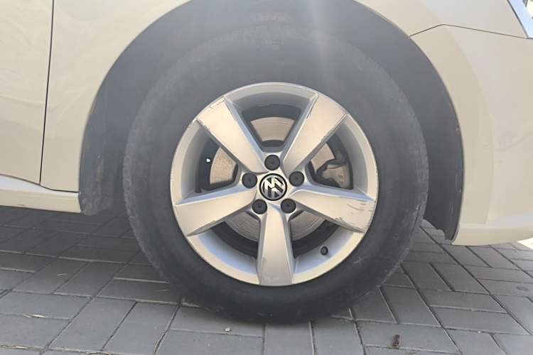 Used Volkswagen Gran Lavida 2013 1.6L Manual Fashion Model