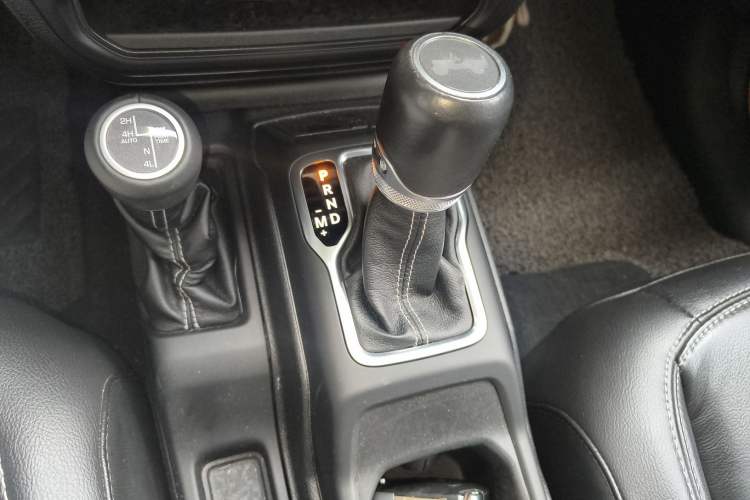 Used Jeep Wrangler 2019 2.0T Sahara Four-Door Version China VI Emission Standard
