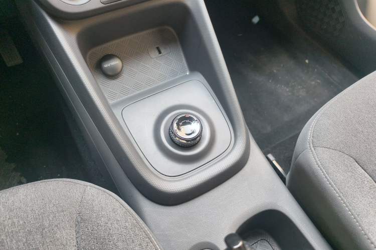 Used Wuling Hongguang New Energy 2024 All-Electric Model 300KM Standard Version Gear Lever