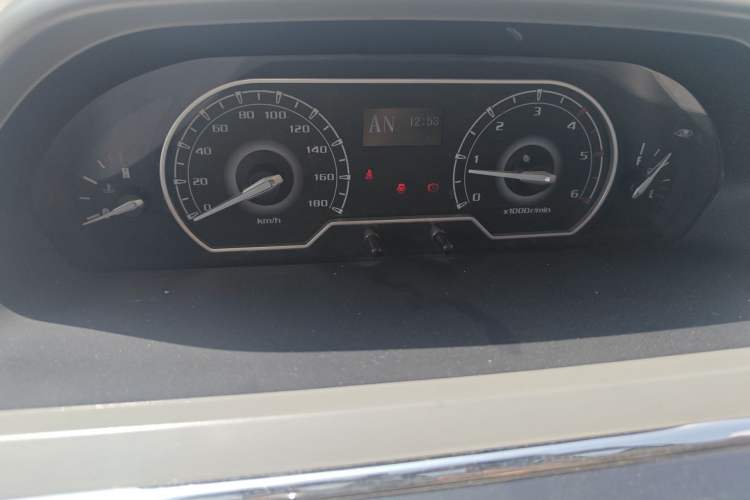 Used SAIC MAXUS Xintu V80 2018 2.5T AMT Elite Edition Short Wheelbase Mid-Roof Design 5-6 Seater Odometer Close Up