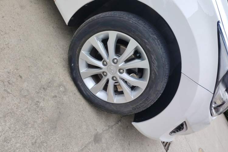 Used Hyundai Elantra (5th Generation / Langdong) 2016 1.6L Manual Luxury Model Right Front Wheel Hub