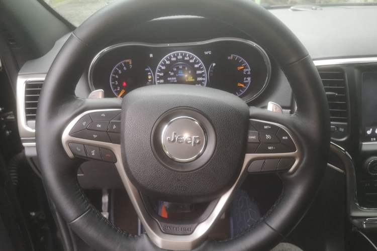 Used Jeep Grand Cherokee 2017 3.0L Comfort Navigation Edition Steering Wheel