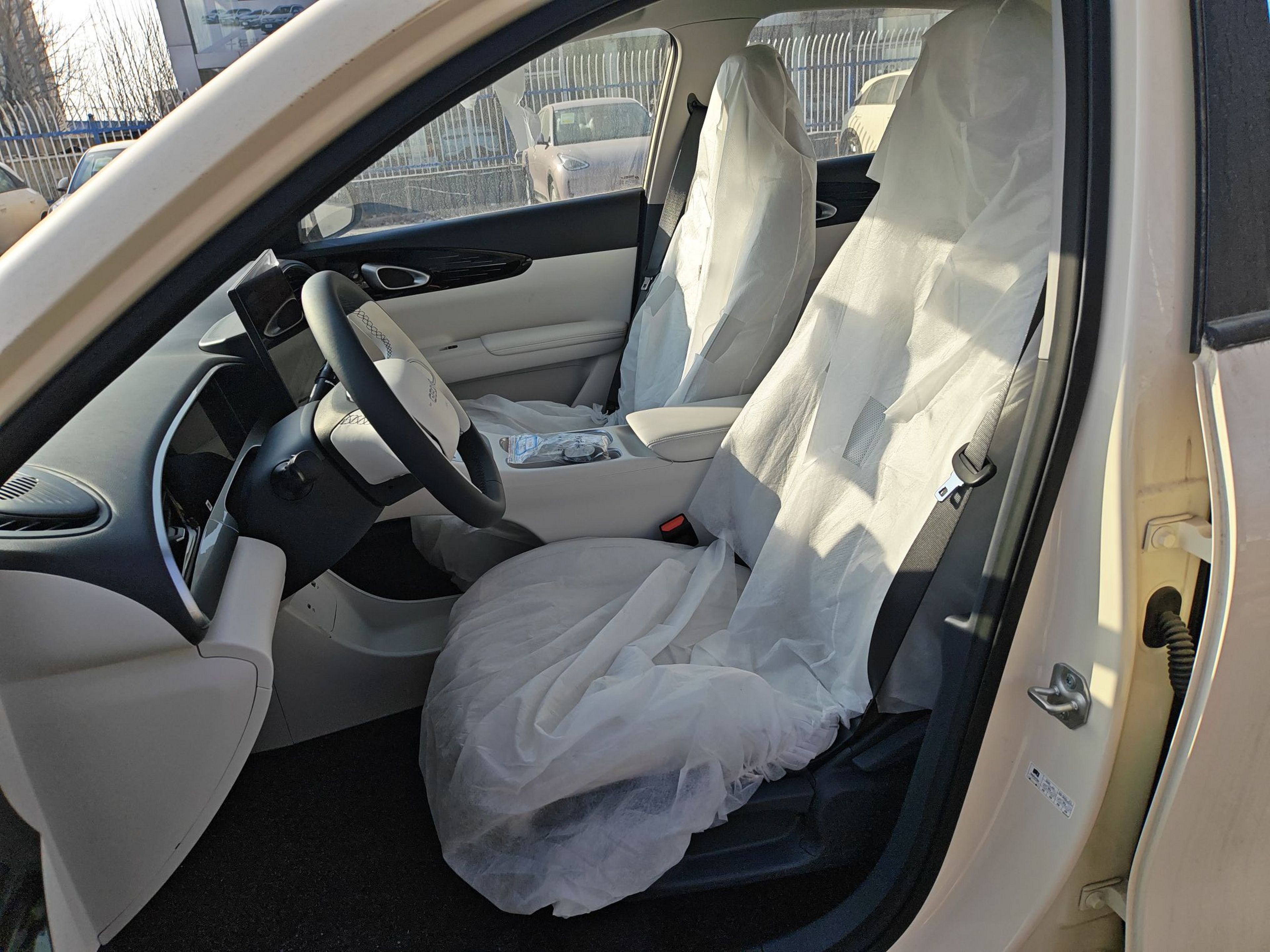 المقاعد الأمامية داخل السيارة