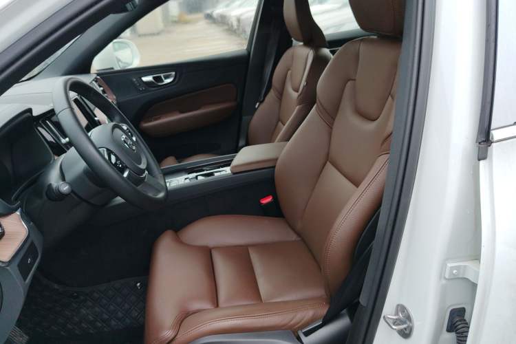 Used Volvo XC60 2024 B5 4x4 Smart Luxury Edition Left Front Seat