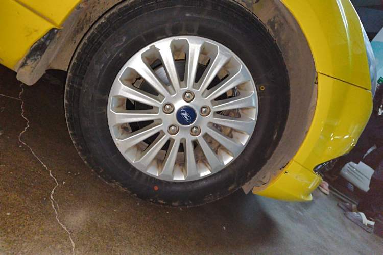 Used Ford Focus 2013 Hatchback Classic 1.8L Manual Fashion Edition Right Front Wheel Hub
