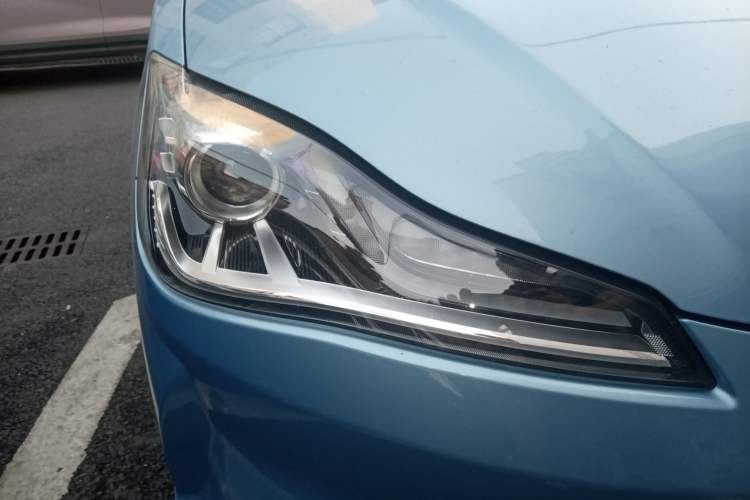 Used NETA V 2022 Chao 300 Lite Lithium Iron Phosphate Right Front Headlight