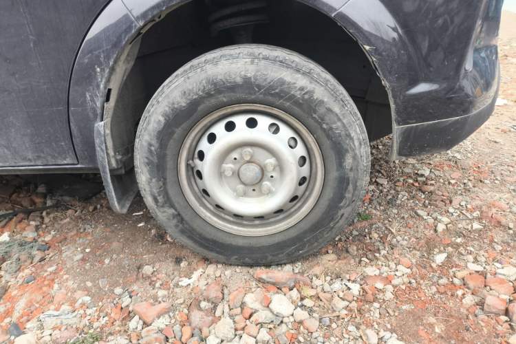 Used Dongfeng Yufeng 2023 V9+ 2.0T Manual Front-Wheel-Drive Multi-Function Mid-Roof Van with 7/8/9 Seats
