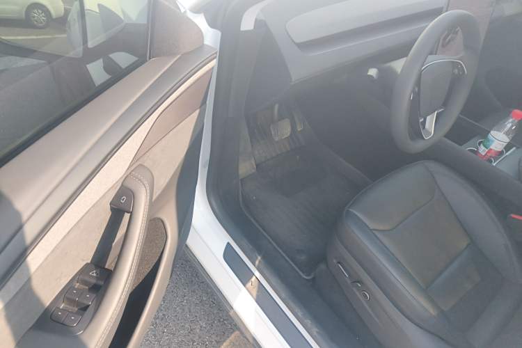 Used Tesla Model Y 2025 Long-Range All-Wheel Drive First Edition Driver Seat