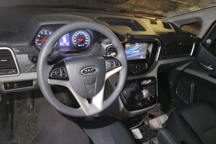 Used JAC Refine M4 2016 2.0L Manual Luxury Version