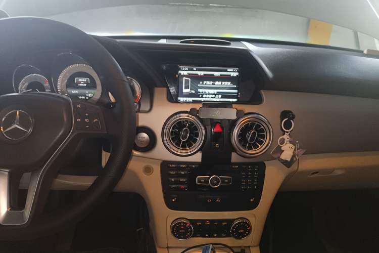 Used Mercedes-Benz GLK-Class 2013 Facelift GLK 300 4MATIC Fashion Edition Audio And AC Panel