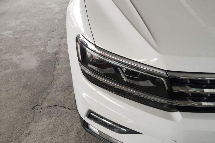 Used Volkswagen Tiguan L 2018 380TSI Automatic All-Wheel Drive Luxury Edition Right Front Headlight