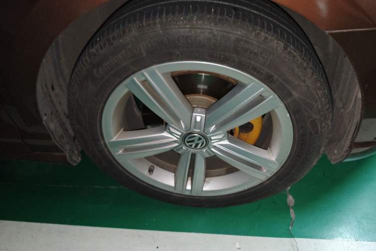 Used Volkswagen Lamando 2015 330TSI DSG Comfort Edition Right Front Wheel Hub