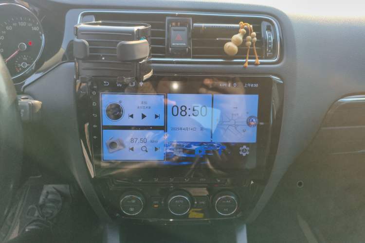 Used Volkswagen Sagitar 2015 230TSI Automatic Luxury Model Audio And AC Panel