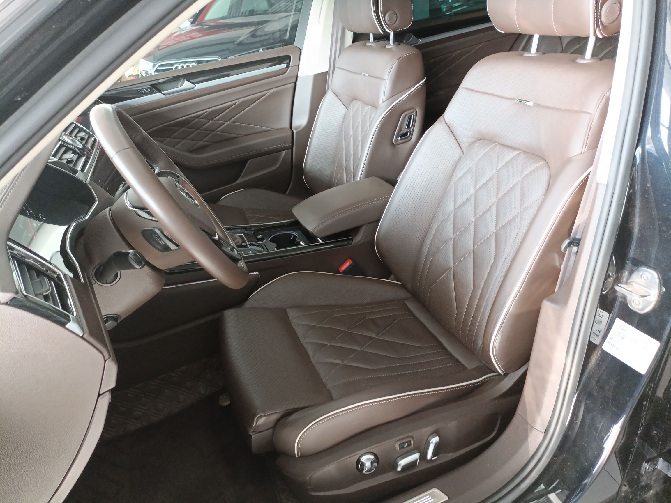 Переднее сиденье в автомобиле