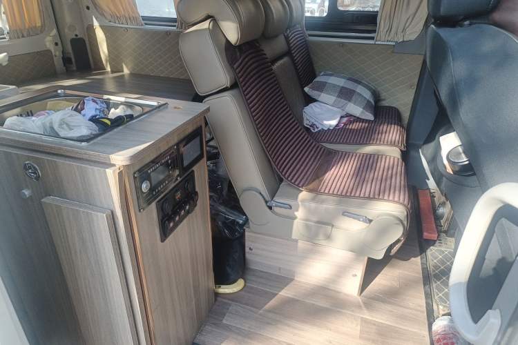 Used SAIC MAXUS Xintu V80 2019 2.5T Classic AMT Aoyuntong Short Wheelbase Mid-Roof 5/6-Seater Left Rear Seat