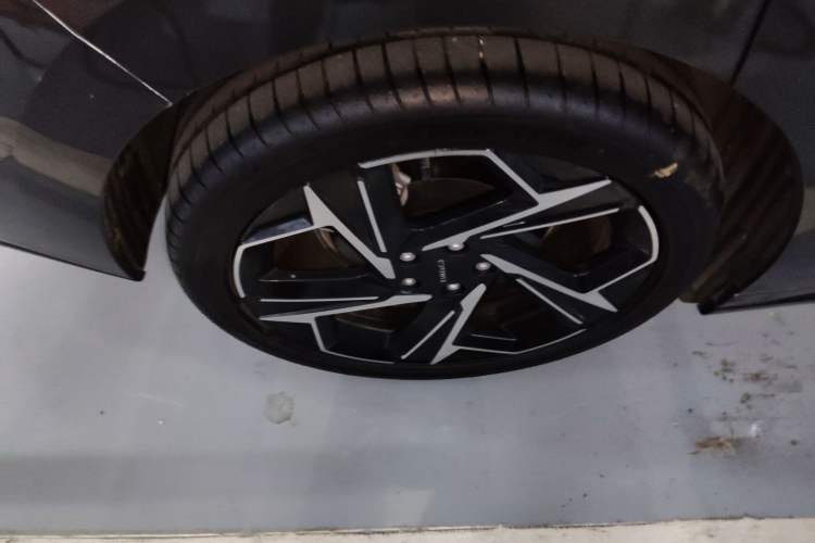 Used Lynk & Co 07 2024 EM-P 126 Long-Range Halo Exterior 2