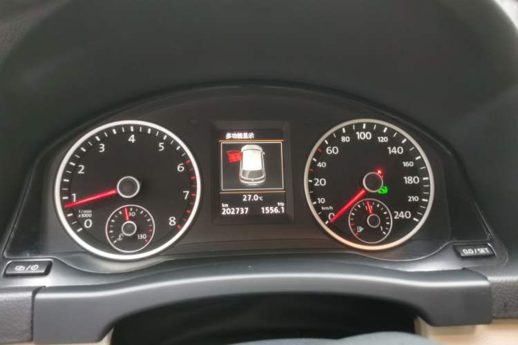 Used Volkswagen Tiguan 2015 2.0 TSI Automatic All-Wheel Drive Luxury Edition Odometer Close Up