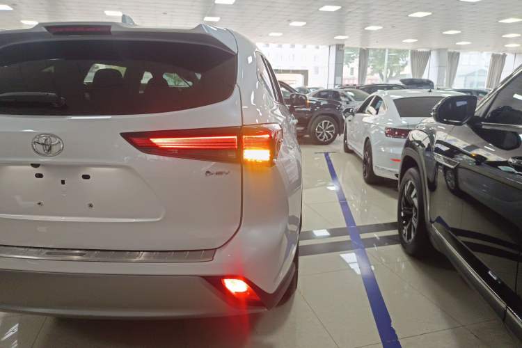Used Toyota Highlander 2024 2.5L Smart Electric Hybrid Dual-Motor Two-Wheel-Drive Elite Edition 5 Seats Right Rear Taillight