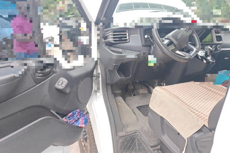 Used JMC Fushun 2023 2.0T Automatic Short-Wheelbase Low-Roof Commercial & Multi-Purpose Passenger Vehicle 6 Seats with Lift-Up Tailgate Driver Seat